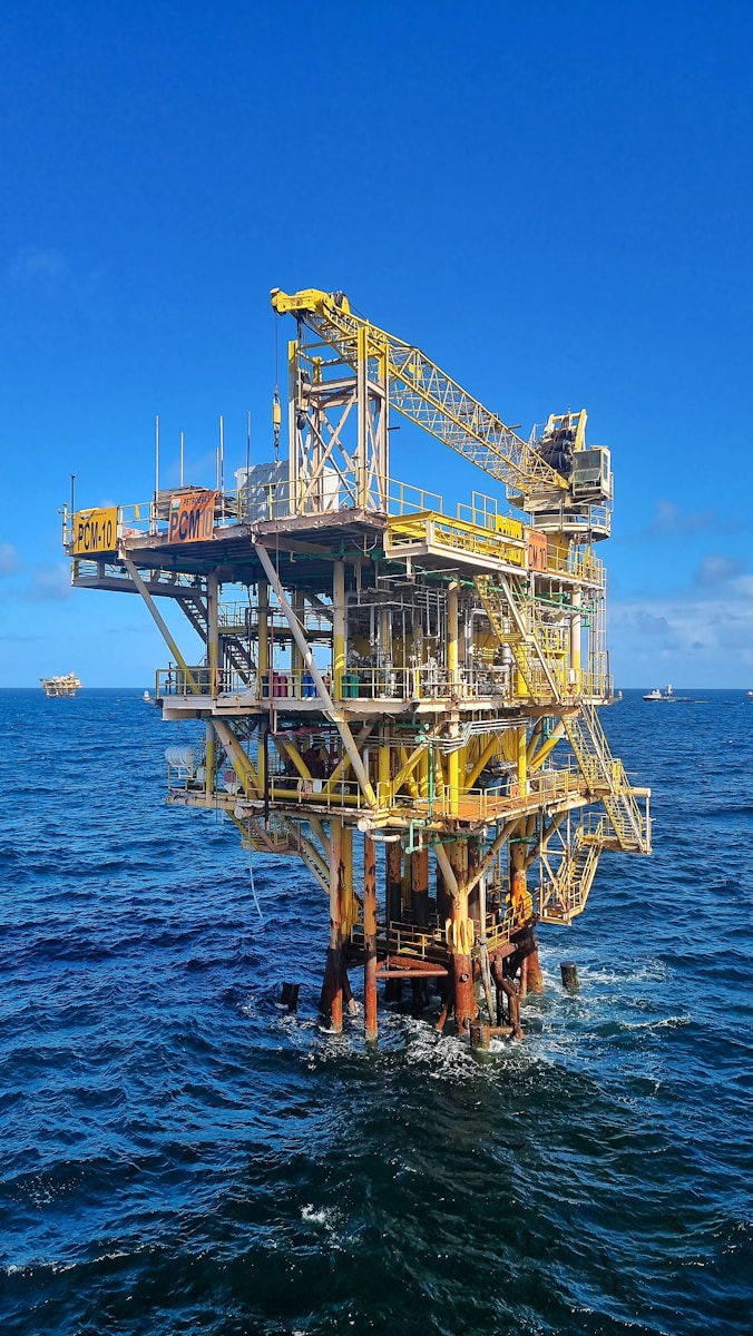 an oil rig in the middle of the ocean